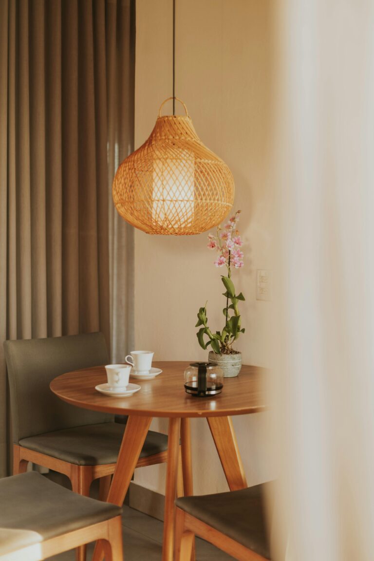 A casa que respira luz: a iluminação como atmosfera emocional