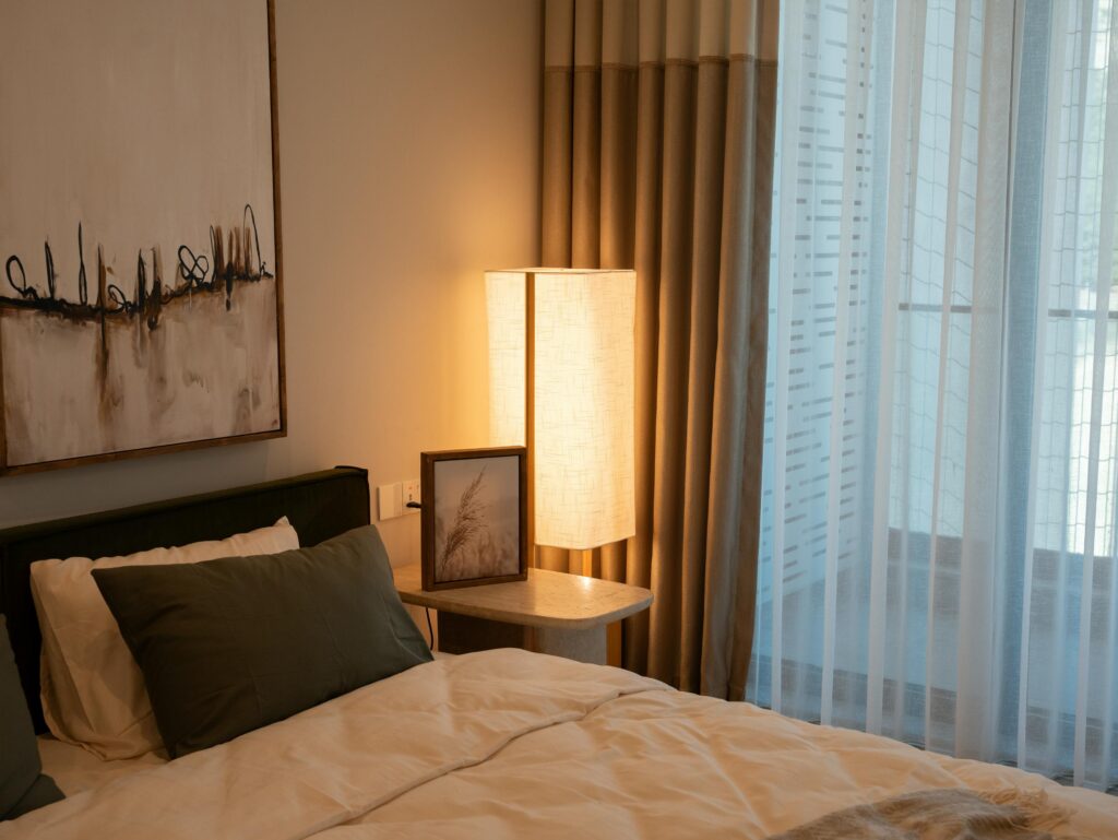 Quarto aconchegante com luz baixa, do tipo quente.