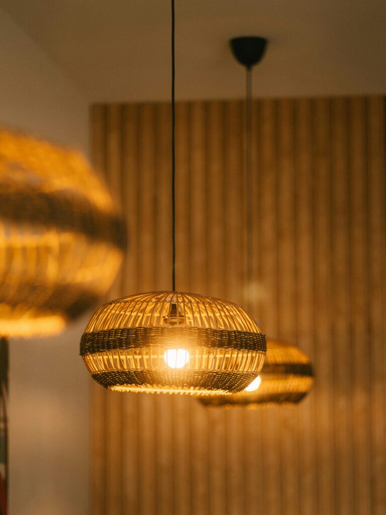 Mostrar o conforto que uma iluminária em rattan com iluminação quente traz ao lar